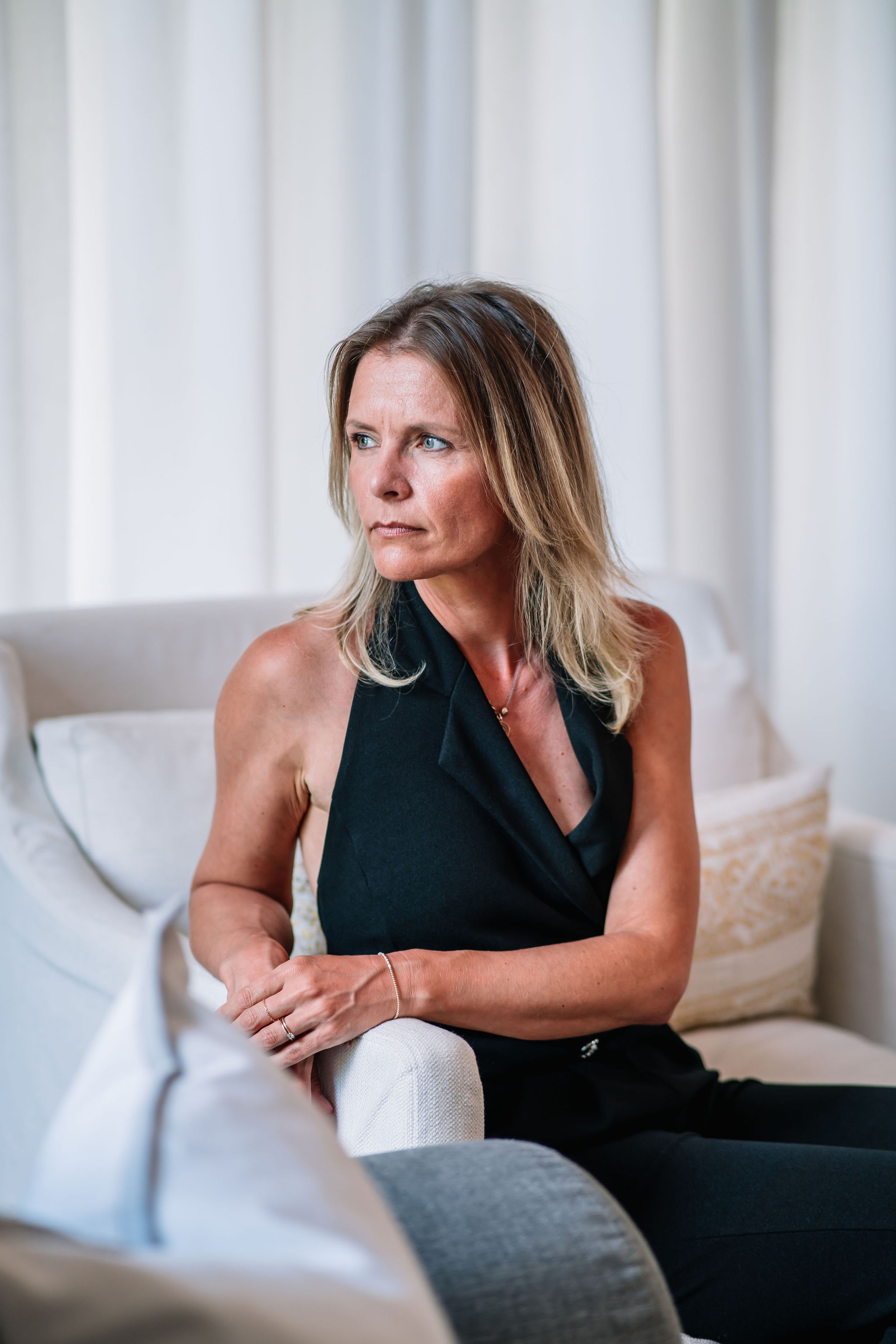 Vanessa kijkend naar buiten